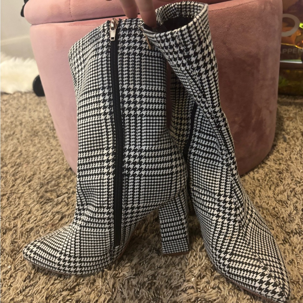 size  6 1/2 versona houndstooth print booties